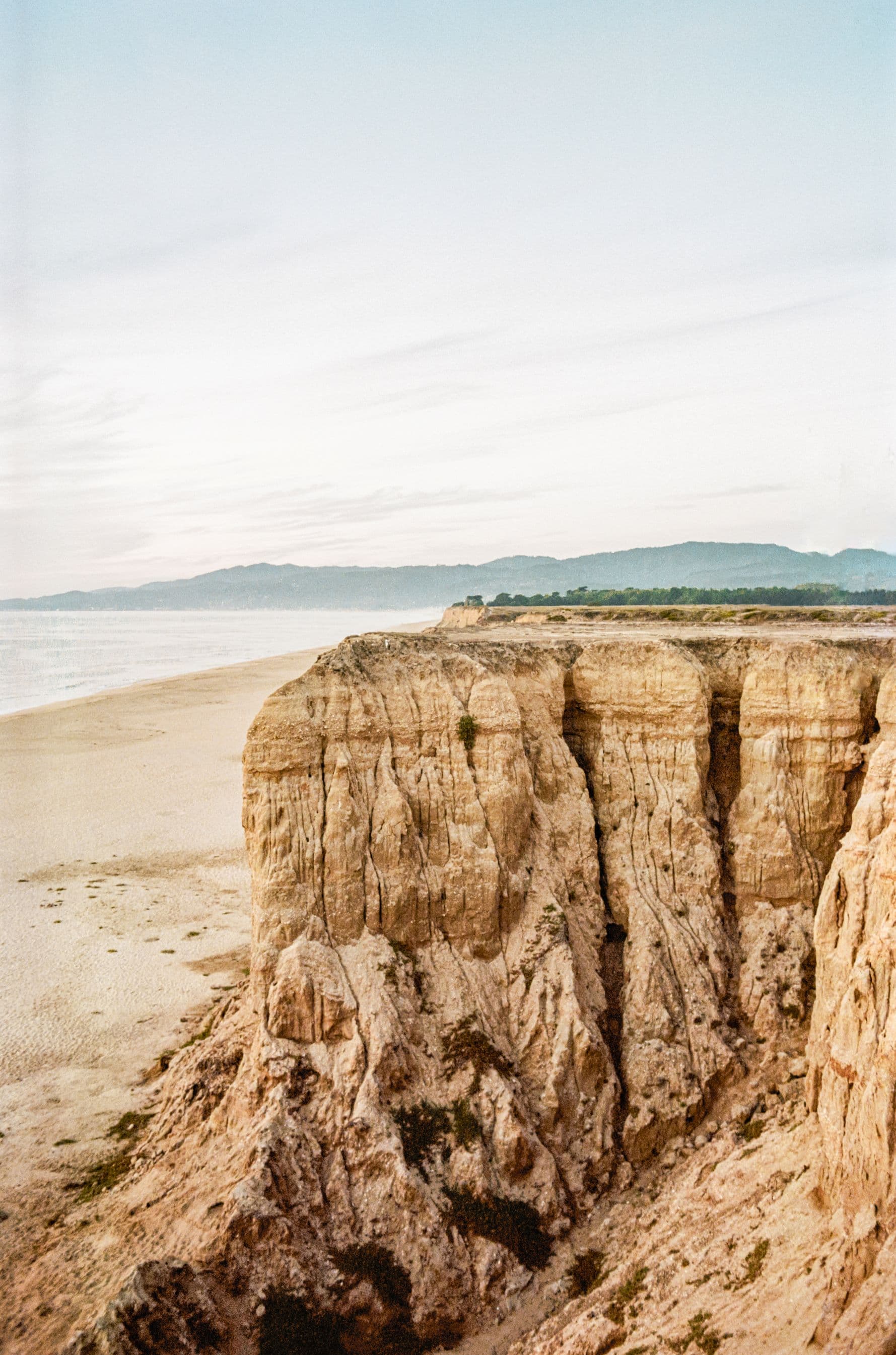 https://file.garden/Z_cwVckjxktxt8Cu/portfolio/beach_cliff.jpg