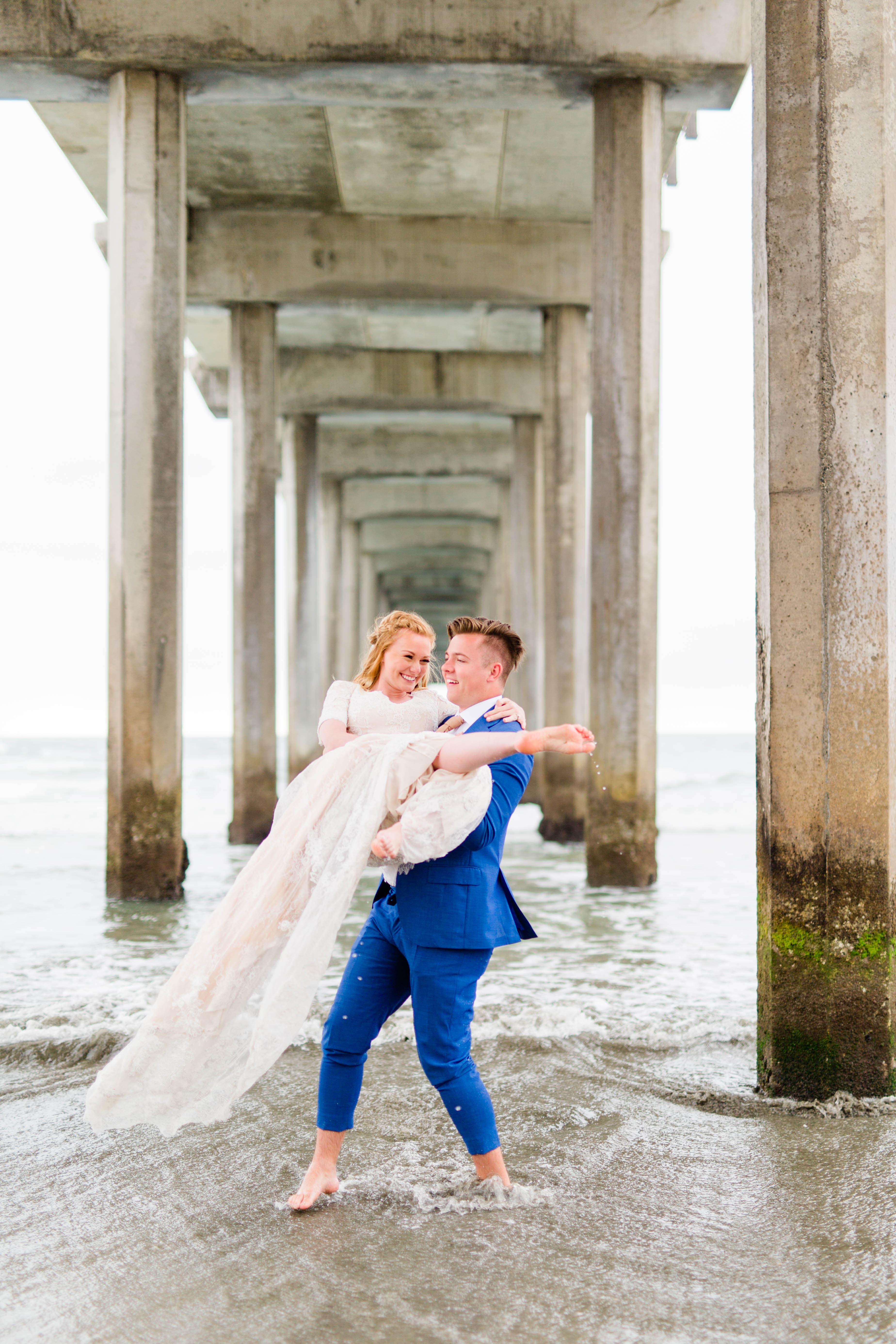 https://file.garden/Z_cwVckjxktxt8Cu/portfolio/wedding_pier_laughing.jpg